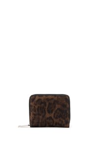 Cartera de estampado de leopardo hecha de un material texturizado suave, con cierre de cremallera y bordes negros. Forma rectangular compacta.
