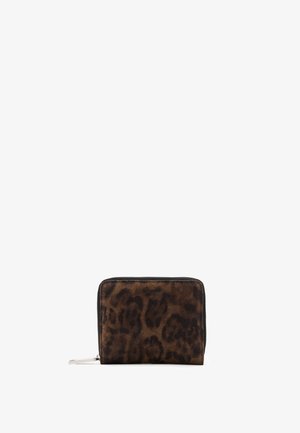 Portefeuille en imprimé léopard fabriqué en matériau texturé doux, avec fermeture zippée et bordures noires. Forme rectangulaire compacte.