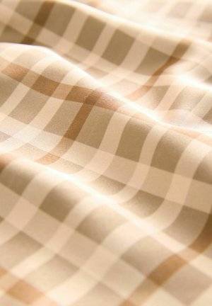 Tessuto a quadri beige e marrone chiaro, caratterizzato da una texture liscia e una leggera lucentezza. Il design include quadrati alternati in un pattern a griglia.