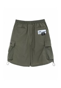 Pantalones cortos de cargo color caqui con cintura elástica, dos bolsillos laterales de cargo, una etiqueta de parche y cordones ajustables en el dobladillo.