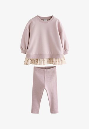 Hanorac roz cu mâneci bufante, având un tiv cu volane suprapuse și colanți bej cu textură ribbată. Ambele articole sunt realizate dintr-un material moale.