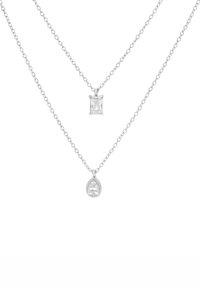 Collar plateado de dos capas que presenta un colgante rectangular y un colgante en forma de lágrima, ambos adornados con piedras preciosas transparentes.