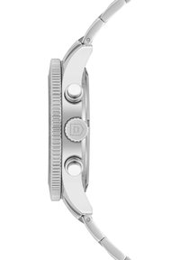 Orologio in acciaio inossidabile con finitura argentata, una lunetta testurizzata, due pulsanti e una cassa lucida. Il bracciale presenta segmenti metallici collegati.