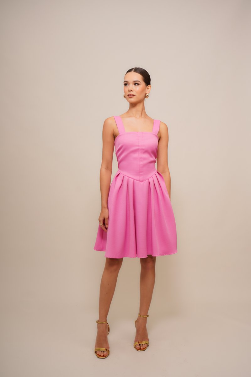 Rosa, ärmelloses Kleid mit tailliertem Oberteil und weit ausgestelltem Rock. Hergestellt aus strukturiertem Stoff, mit breiten Trägern und Falten-Details.