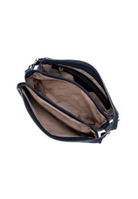 Borsa in pelle navy con due scomparti, texture liscia e chiusura con zip argentata. Interno beige con motivo del logo del marchio.