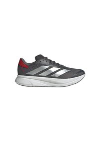 Zapatillas deportivas grises con parte superior de malla, rayas plateadas, acento en el talón rojo y suela blanca, diseñadas para ofrecer comodidad y soporte ligeros.
