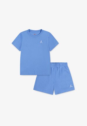 Šviesiai mėlynos spalvos medvilniniai marškinėliai ir šortų komplektas. Marškinėliai turi apvalią apykaklę ir trumpas rankoves, ant jų yra baltas Jordan logotipas. Šortai turi elastinę juostą liemens srityje.