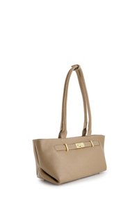 Beige læder håndtaske med rektangulær form, to lange stropper og guldfarvet hardwaredetaljer i midten. Struktureret ydre finish.