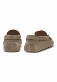 Ruske suede slip-on kengät, joissa on matala profiili, pyöreä takapää ja teksturoitu pinta. Ominaisuuksiin kuuluu minimalistinen muotoilu, jossa ei ole näkyvää kiinnitystä.