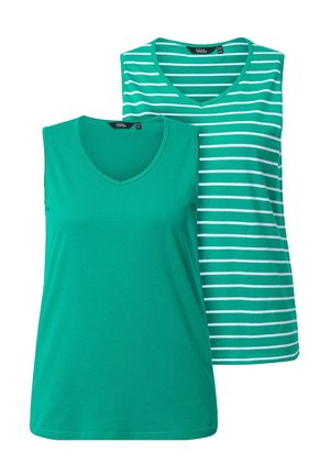 Deux débardeurs sans manches, l'un en tissu uni vert et l'autre avec un motif à rayures vertes. Les deux ont des encolures en V et sont fabriqués dans un tissu doux.