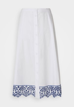 Hvit bomullsskjørt med knappelukking foran, og intrikate blå broderte detaljer nederst. A-formet fasong, kne-lang design.