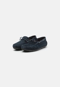 Tengerészeti velúr loaferek, moccasin stílusban, kerek orral, bőr fűzéssel, kontrasztos varrással és gumitalppal a tapadás és kényelem érdekében.