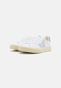 Hvite lerret sneakers med lyseblå og lavendel detaljer. Har rund tå, teksturert gummisåle og klassisk snøring.
