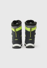 Pár černých zimních bot s šedými a neonově zelenými akcenty, s kožešinovou podšívkou a robustními podrážkami, pohled zezadu na bílém pozadí.