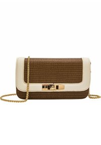 Brown gehaakte clutch met crèmekleurige accenten, gouden kettingriem en een rechthoekige vorm. Beschikt over een goudkleurige sluiting en een gestructureerd oppervlak.