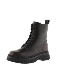 Botas de tobillo de cuero marrón con cordones, con una suela de goma negra gruesa, textura suave, punta redonda y una lengüeta en el talón.