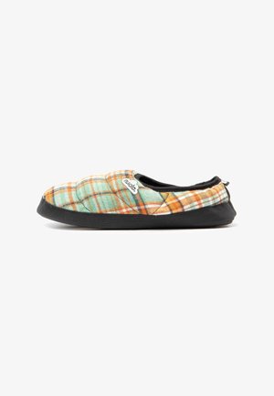 Zapatilla tipo mule con parte superior de tela de cuadros en verde, naranja y blanco, y suela negra, con una pequeña etiqueta blanca con el logo en el lateral.