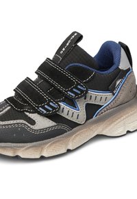 Scarpa da ginnastica nera e grigia con accenti blu, dotata di cinturini in velcro, tessuto testurizzato e suola imbottita con un design robusto.