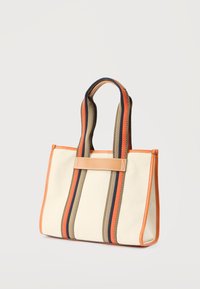 Τσαντάκι ώμου από καμβά με κρέμ σώμα, με έντονες κάθετες ρίγες σε πορτοκαλί, μπλε ναυτικό και χακί. Διακοσμημένο με πορτοκαλί δερμάτινη επένδυση και λαβές.
