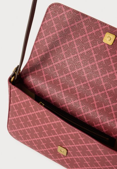 Geantă de mână din piele roz, cu exterior texturat, model geometric și accesorii aurii. Dispune de un compartiment interior cu fermoar și o curea reglabilă.