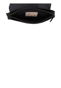 Svart läderclutch med dragkedjestängning; insidan har en slät, mörk tygfoder och en liten beige etikett.