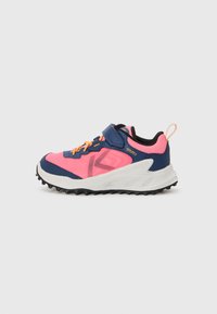 Trailrunning-Schuh mit einem rosa Mesh-Obermaterial und navy-blauen Akzenten, einer schwarzen Sohle mit Profil sowie orangefarbenen Schnürsenkeln und Zuglasche. Velcro-Verschluss.