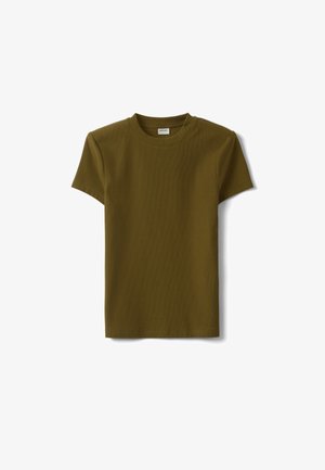 Korte mouw ribgebreid olijfgroen T-shirt met ronde hals, platliggend op een witte achtergrond.