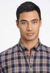 Lindbergh ULTRA SOFT CHECKED LS - Camisa - dk sand