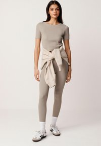 Next SLIM FIT SHORT SLEEVE - Paprasti marškinėliai - natural
