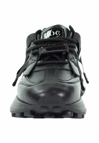 Czarne buty sportowe wykonane z syntetycznej skóry, o teksturowanym wykończeniu, z grubymi czarnymi sznurowadłami, wyściełanym językiem i gumową podeszwą.