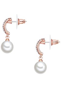 Orecchini in oro rosa con un design curvo adornato da piccole pietre di cristallo trasparenti, che terminano con una goccia di perla bianca.