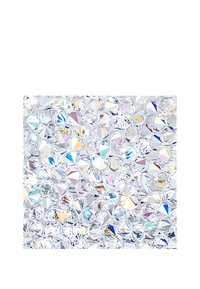 Przezroczyste kryształki z różnymi szlifami, odbijające światło w wielu kolorach, gęsto upakowane w kwadratowym układzie na białym tle.
