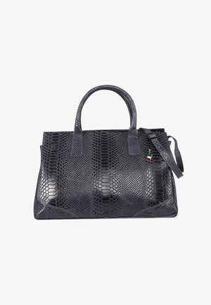 Schwarze strukturierte Ledertasche mit oberen Griffen, einem verstellbaren Schulterriemen und einem kleinen Anhänger mit den Farben der italienischen Flagge.