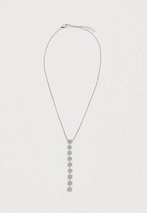Collier en argent avec une chaîne et un pendentif vertical composé de maillons carrés, avec une petite étiquette de logo à l'extrémité.
