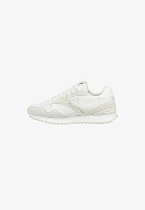 Zapatilla blanca de caña baja con paneles de malla y ante, cierre de cordones y marca Marc O'Polo en el lateral y la lengüeta.