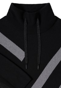 Maglione nero con colletto alto, caratterizzato da strisce diagonali grigie e cordini glitterati. Tessuto a maglia morbido con dettagli a costine.