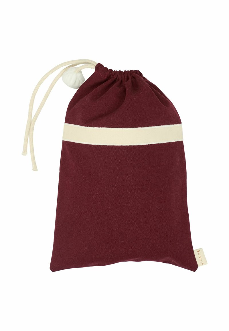 Burgundska snyhška iz bombaža. Ima kremasto vodoravno črto in tekstilni gumb na zapiranju. Teksturirana površina.