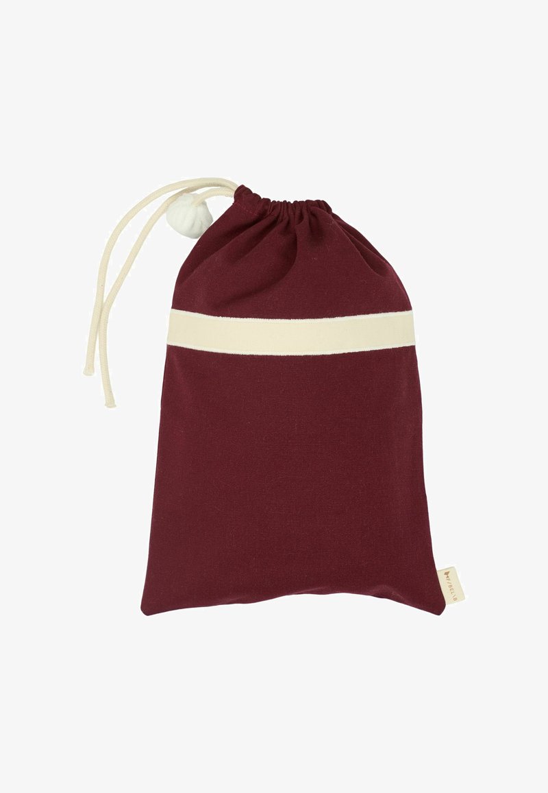 Burgundska snyhška iz bombaža. Ima kremasto vodoravno črto in tekstilni gumb na zapiranju. Teksturirana površina.