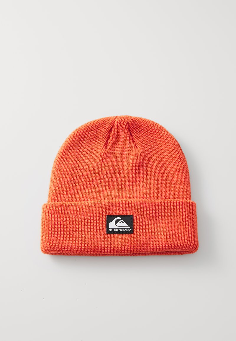 Oranžová pletená čepice s ohrnutým lemem, s černým štítkem loga Quiksilver. Textura je hladká s nepravidelným vzorem.