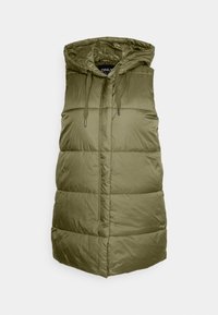 Olivově zelená péřová vesta s kapucí, se zdobenými prošívacími panely a detaily se stahovací šňůrkou. Vyrobena z lesklé, hladké tkaniny.