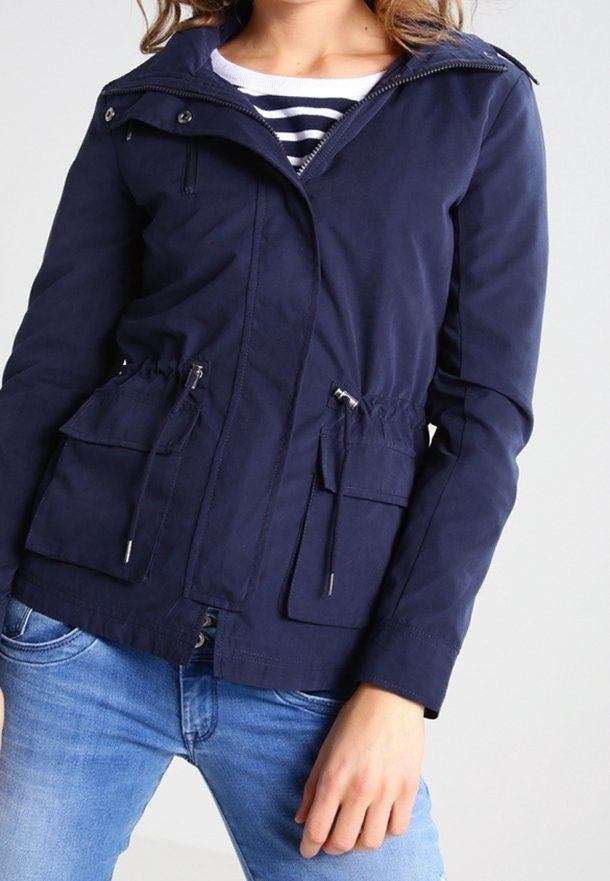 Lekka kurtka w kolorze granatowym wykonana z tkaniny, zapinana na zamek, z przednimi kieszeniami i regulowanym ściągaczem w pasie dla lepszego dopasowania. Posiada stójkę.