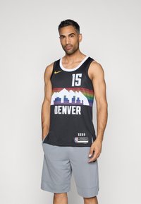 Musta koripallopaita, jossa on sateenkaaren väreissä vuori- ja horisonttikuvastoa, jossa lukee "DENVER" ja numero "15", yhdistettynä harmaisiinShortseihin.