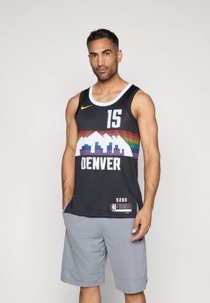 Maillot de basket-ball noir avec des graphismes de montagne et de skyline dans des couleurs arc-en-ciel, portant le mot "DENVER" et le numéro "15," associé à un short gris.