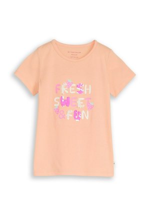 Krótki rękaw dziecięcej koszulki w kolorze moreli z napisem "Fresh Sweet & Fun" oraz małymi różowo-białymi ilustracjami truskawek.