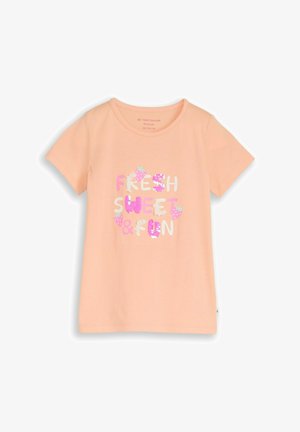 T-shirt à manches courtes pour enfants couleur pêche avec le texte « Fresh Sweet & Fun » et de petites illustrations de fraises en rose et blanc.