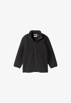 Schwarze Fleecejacke mit hohem Kragen, vorderem Reißverschluss und zwei großen Vordertaschen. Die Textur ist weich und leicht flauschig.