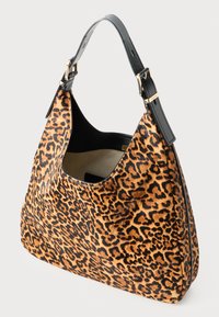Ženska torbica s uzorkom leoparda, glatke teksture, crnim kožnim remenom i zlatnim metalnim detaljima. Otvorenog vrha i prostrane unutrašnjosti.