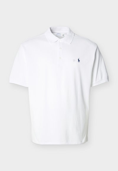 Λευκό κοντομάνικο πόλο μπλουζάκι με γιακά, τρία κουμπιά και μικρό σκούρο μπλε κεντητό λογότυπο στο αριστερό στήθος.