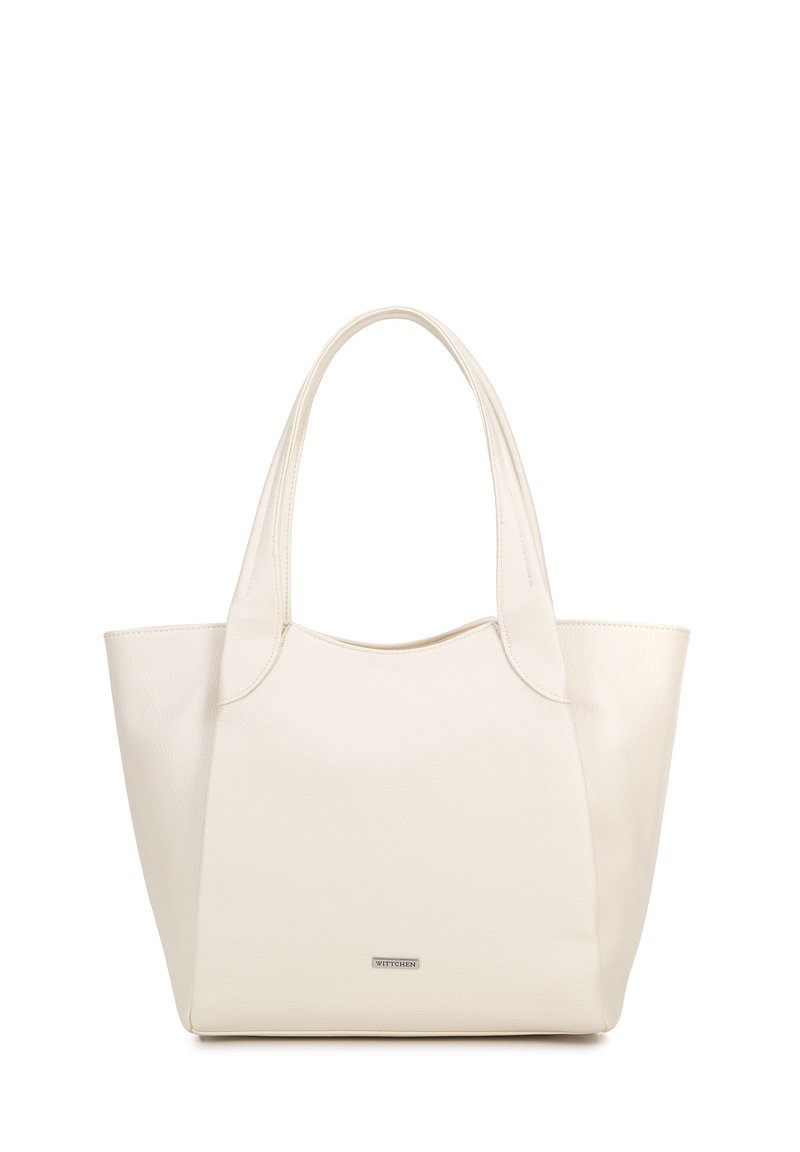 Witte leren totebag met gevoerde handvatten, een gestructureerde vorm, gladde textuur en een subtiele verdiept logo aan de voorkant.