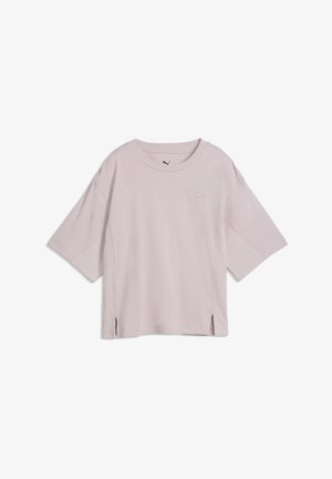 Lys pink kortærmet Puma T-shirt med rund hals og lille Puma-logo på brystet, vist på hvid baggrund.